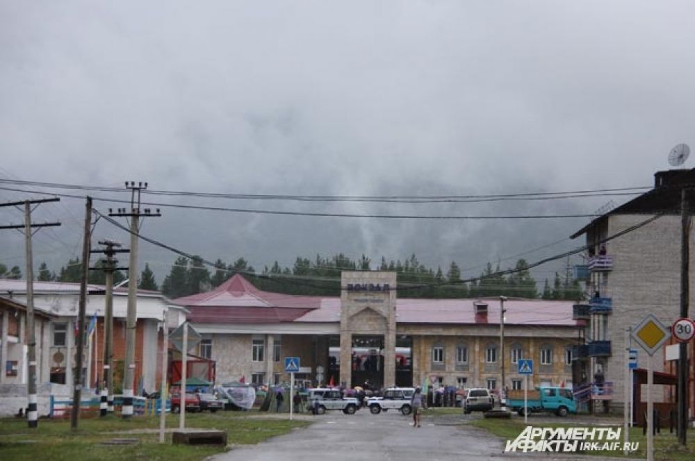 Станция Ангоя встретила спецпоезд холодным туманом и дождём.