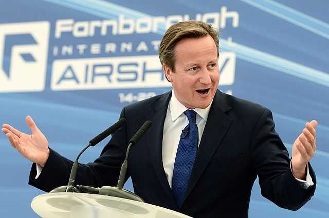 Премьер-министр Великобритании Дэвид Кэмерон в день открытия авиасалона в Фарнборо. 