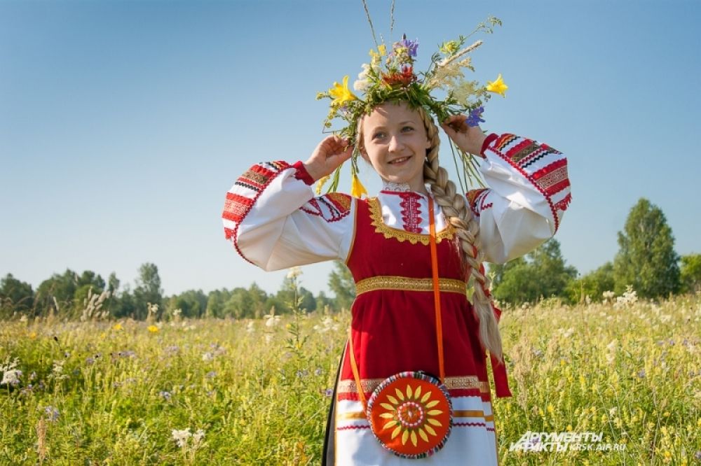 Русские девушки плели венки и пели национальные песни.