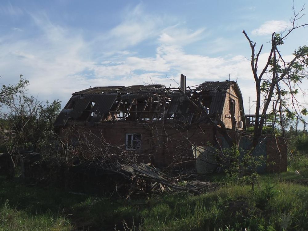 Разрушенное здание в Славянске