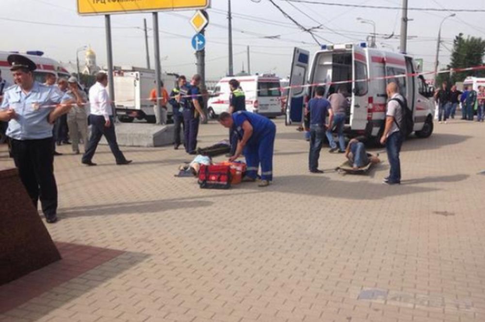 В результате трагедии погибли, по разным оценкам, около двадцати человек. Ещё несколько десятков доставлены в госпиталь.