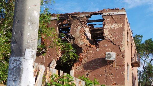 Разрушенный частный дом в Славянске