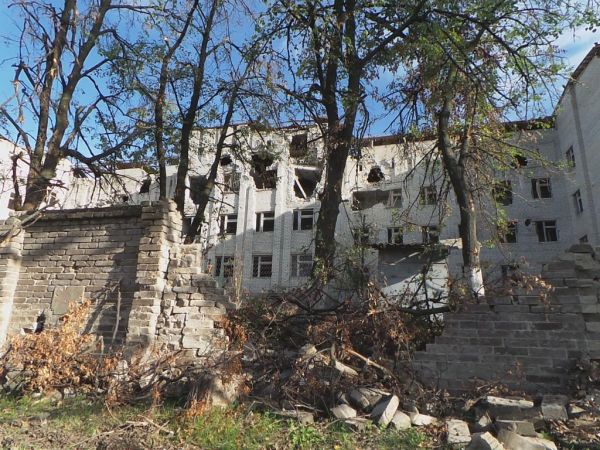 Разрушенное здание в Славянске