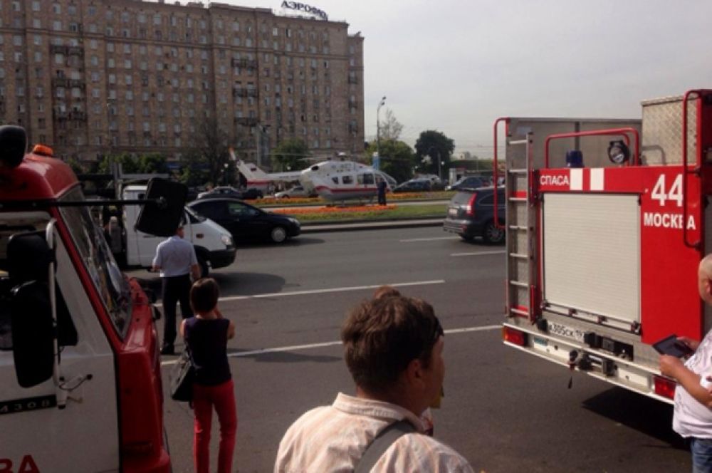 Задержаны дорожный мастер службы пути ГУП «Московский метрополитен» Валерий Башкатов и помощник дорожного мастера пути Юрий Гордов. По версии следствия, подозреваемые допустили халатность в работах по укладке стрелочного перевода для пуска нового участка.