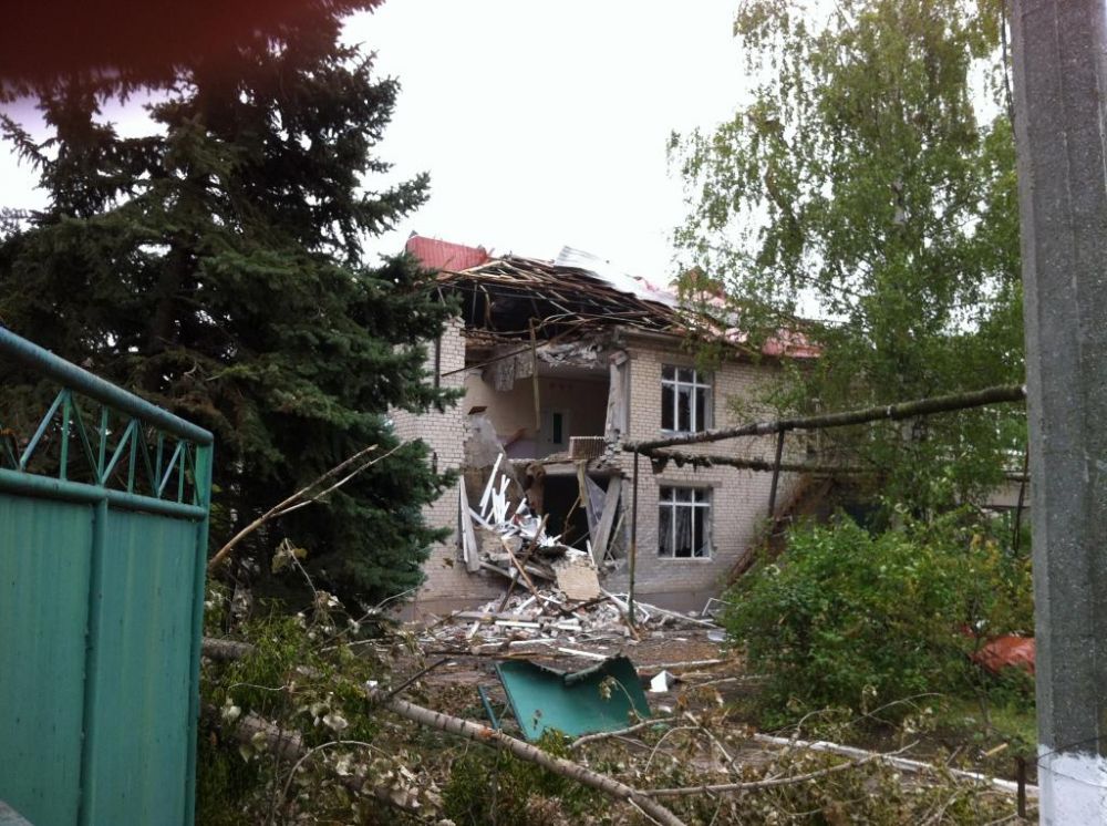 Разрушенный частный дом в Славянске