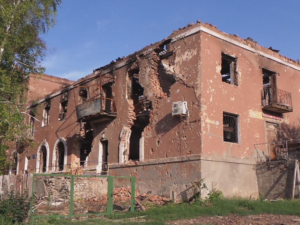 Разрушенное здание в Славянске