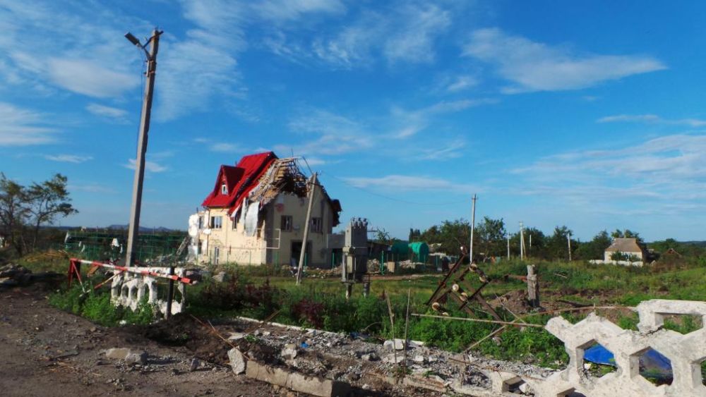 Разрушенное здание в Славянске