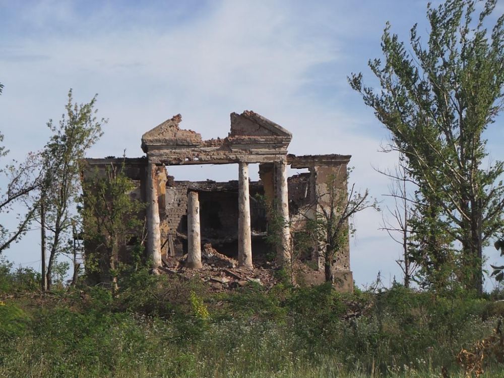 Разрушенное здание в Славянске
