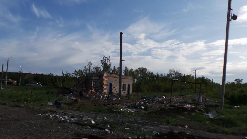 Разрушенное здание в Славянске