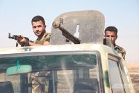 Бойцы курдского ополчения в Ираке на линии фронта с исламистами. 