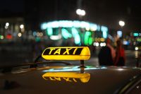 Переселенцы могут ездить на такси в Омске бесплатно.