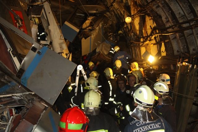 Спасатели эвакуировали людей из метро.