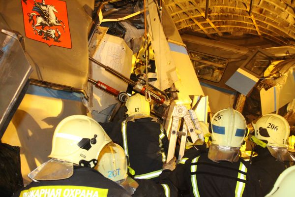 Вертолёты Московского авиацентра доставляют пострадавших в больницы.