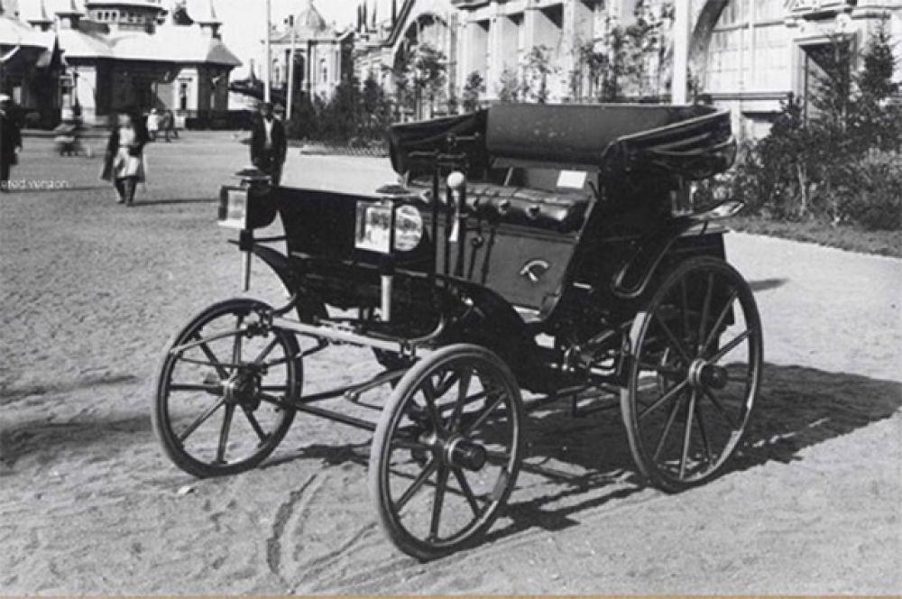 Российское автомобилестроение стартовало 16 июля 1896 года – свой автомобиль показали Евгений Яковлев и Пётр Фрезе. Яковлев изготовил на своём заводе двигатель и трансмиссию, в то время как ходовой частью и колёсами занималась фабрика Фрезе. Неизвестно, сколько экземпляров машины было выпущено, однако достоверно известно, что задумывалась она как коммерческих продукт массового производства.