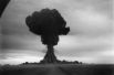 Первые советские испытания атомного оружия прошли уже после Второй Мировой войны. В августе 1949 года на Семпиалатинском полигоне была взорвана РДС-1, 22-килотонная атомная бомба весом в 4,6 тонны. Взрыв полностью уничтожил 37-метровую башню, на которую установили бомбу, а вокруг образовалась воронка диаметром три метра и глубиной полтора метра. На расстоянии километра от эпицентра взрыва с разницей в 500 метров были установлены десять машин «Победа» - каждая из них полностью сгорела.