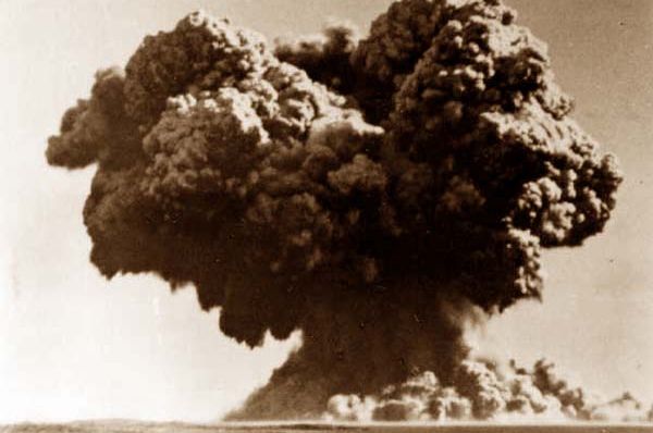В октябре 1952 года первые ядерные испытания провела Великобритания. 25-килотонная бомба была взорвана на борту фрегата близ австралийских островов Монте-Белло. Взрыв полностью уничтожил корабль, некоторые части которого были испарены энергией взрыва. Брызги расплавленного метала вызвали на близлежащих островах пожары, а в морском дне образовалась воронка глубиной шесть метров. Облако взрыва достигло высоты трёх километров.