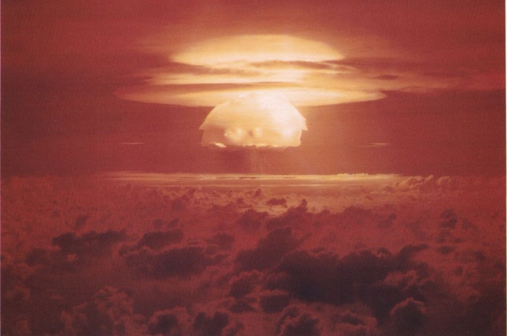 Американцы провели свои последние ядерные испытания в 1954 году на Маршалловых островах. Энерговыделение бомбы «Кастл Браво» составило 15 мегатонн, в два с половиной раза превысив расчётные данные. Уже через минуту грибовидное облако достигло высоты в 15 километров, а спустя пять минут оно находилось уже на высоте 40 км. После взрыва на некоторых участках морского дна образовались воронки – их из космоса фотографировали телескопы NASA. Это был самый мощный взрыв в истории США.