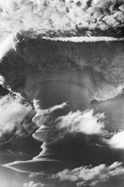В 1957 году термоядерную бомбу подготовили и англичане. Мощность взрыва бомбы «Грэппл X» превысила энерговыделение РДС-37, достигнув 1,8 мегатонн. Эти испытания, ставшие первым успехом англичан в области военного применения термоядерного синтеза,  превратили Великобританию в столь же мощную ядерную державу, как США и СССР. 
