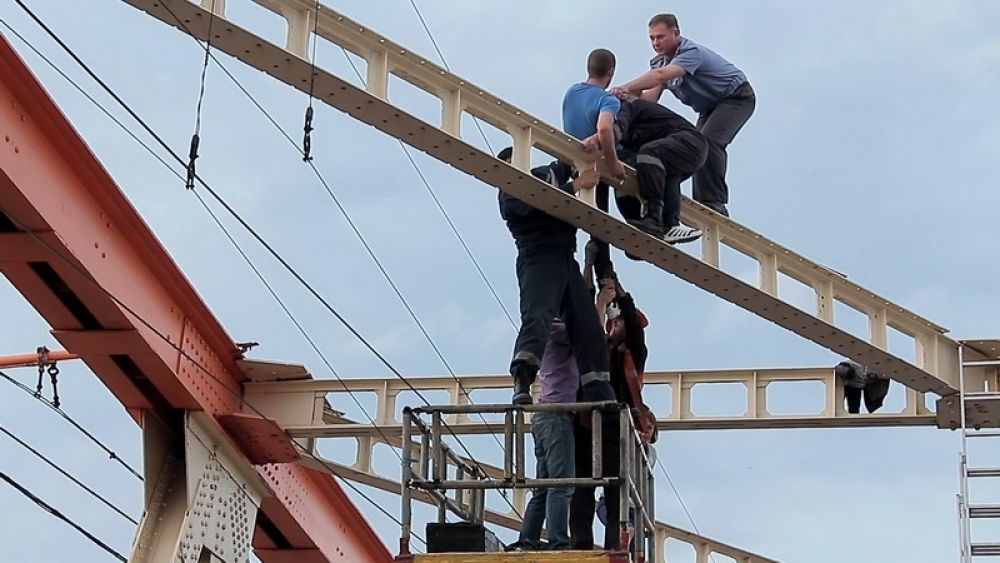 Спасатели осторожно подхватили доведённого до отчаяния молодого человека и передали сотрудникам полиции.