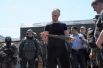 Премьер-министр Украины Арсений Яценюк рассматривает боеприпасы, которые работники обнаружили при восстановлении движения поездов близ Славянска