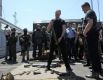 Глава правительства рассматривает боеприпасы, найденные недалеко от Славянска