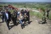 Арсений Яценюк вместе с украинскими силовиками и журналистами посетил телевышку на горе Карачун