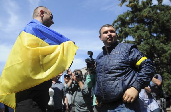 Житель Славянска Донецкой области дарит флаг Украины премьер-министру Украины Арсению Яценюку