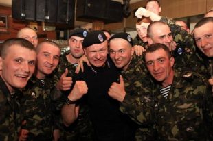Сашко Положинский, солист группы «Тартак» в зоне АТО