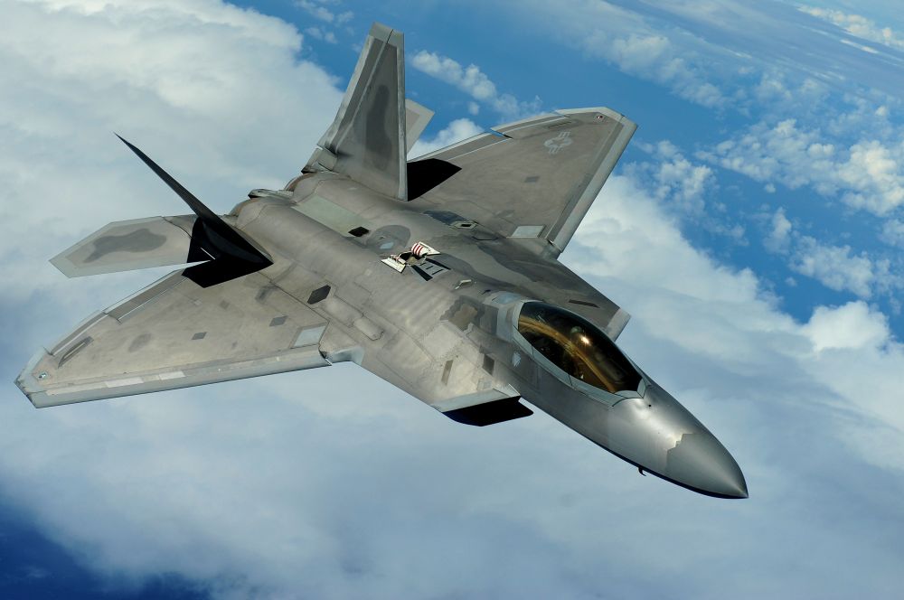 F-22 Raptor («Рэптор»). Многоцелевой истребитель пятого поколения, разработанный компаниями Lockheed Martin является самым дорогим истребителем в мире. Стоимость производства одного самолёта оценивается в 146,2 млн долларов, а полная цена с учётом проектирования и косвенных затрат на производство составляет 350 млн. Интересно, что стоимость 19,7 тонн чистого золота (вес пустого F-22A) составляет примерно те же 350 млн долларов. Именно поэтому этот истребитель иногда называют «золотым самолетом». Высокая стоимость программы заставила разработчиков перейти к разработке F-35, цена которого ниже.