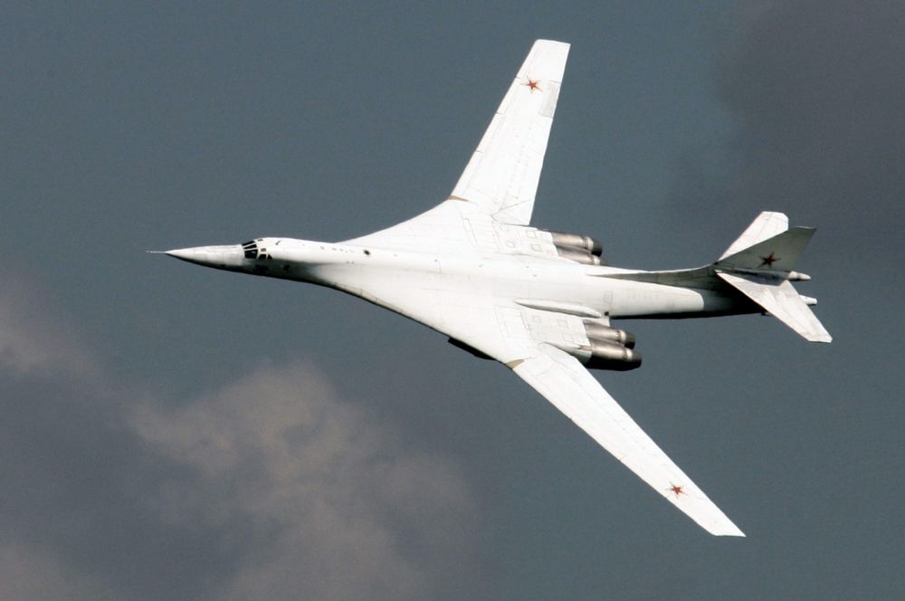 Ту-160 «Белый лебедь», по кодификации НАТО: «Blackjack» — («блэкджек»). Сверхзвуковой стратегический бомбардировщик-ракетоносец Ту-160 , прозванный пилотами «Белый лебедь» является самым тяжелым боевым самолетом в мире. Начало разработки самолета началась в конце 1960-х, а на вооружение он был принят незадолго до распада СССР, в 1987 году. Стоимость одного самолета на 1993 год составляет 6-7,5 млрд рублей или 250 млн долларов.
