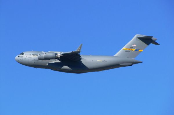 Boeing C-17 Globemaster III. Американский стратегический военно-транспортный самолёт был разработан компанией McDonnell Douglas в 1980-е годы. Он способен перевозить 102 снаряжённых военнослужащих, 48 носилок с ранеными, 3 вертолёта AH-64 «Апач», десантируемые платформы с бронетехникой. Стоимость одного самолета – 316 миллионов долларов. На вооружении в разных станах мира находится 256 таких самолетов. 