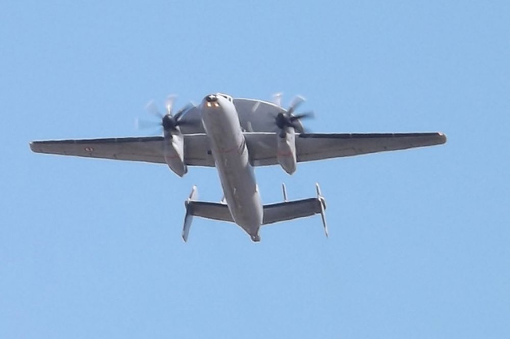 Grumman E-2 Hawkeye («Хокай»). Американский палубный самолёт дальнего радиолокационного обнаружения совершил первый полёт 21 октября 1960 года. Поставлялся на экспорт в 7 стран мира, применялся в ряде вооружённых конфликтов. Стоимость единицы с учетом затрат на проектирование – 232 млн. долларов.