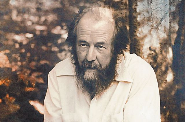 В 1970-е книги Солженицына тайно читали и переписывали миллионы. А в 1990-е - не услышали.
