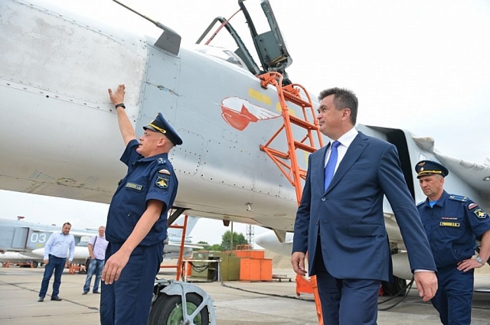 Владимир Миклушевский посетил летную эскадрилью, где встретился с личным составом.