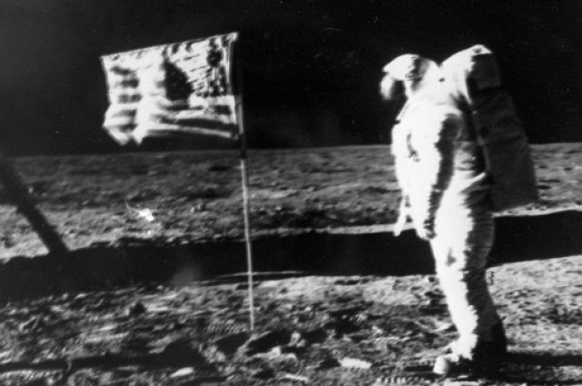 Один из снимков, сделанных Арм­стронгом на Луне. 