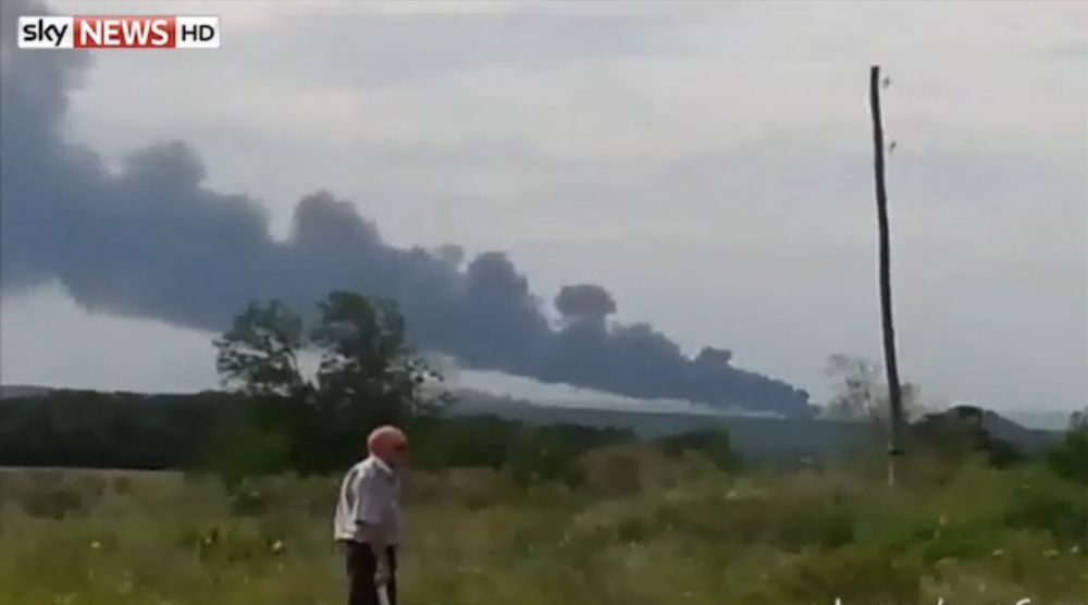 Самолет горит после падения недалеко от Шахтерска на Донбассе