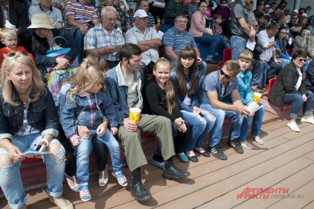 Зрители на соревнованиях по конному спорту.