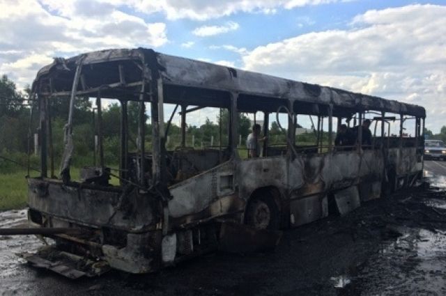 Пассажиров из горящего автобуса своевременно вывели.