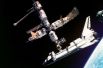 В 90-е годы транспортные шаттлы доставляли на орбитальную станцию «Мир» российских космонавтов. Американцы же благодаря программе «Мир – Шаттл» смогли перенять опыт долгосрочных экспедиций. На фото: американский шаттл и станция «Мир».
