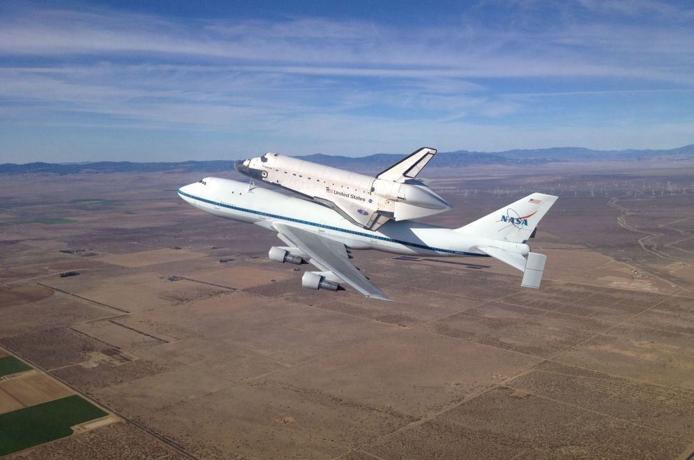 Space Shuttle стала одной из важнейших космических программ в истории человечества. Все действующие шаттлы были списаны и больше не применяются. «Дискавери» сейчас хранится с Национальном музее авиации и космонавтики в Вашингтоне. За 30 лет эксплуатации американские шаттлы 21 152 раза пролетели вокруг Земли, общая протяжённость полётов составила свыше 870 миллионов километров, этими кораблями на орбиты были выведены 1 600 тонн полезных грузов, 355 астронавтов и космонавтов отправлялись в космос на шаттлах.