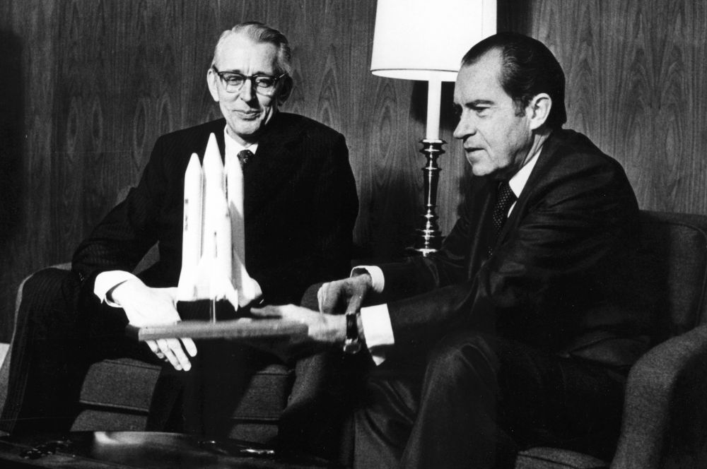Программу Space Shuttle NASA начала разрабатывать ещё до старта «Аполлонов» - в 1967 году. США стремились создать систему многоразовых кораблей, которая позволяла бы осуществлять транспортные и грузовые перелёты чаще и дешевле. На фото: глава NASA доктор Джеймс Флетчер и президент США Ричард Никсон, 1972 год.