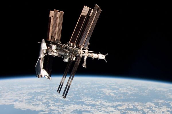 Программа «Мир – Шаттл» позволила укрепить взаимодействие различных стран в космической отрасли, благодаря чему стал возможен проект Международной космической станции. К слову, во время вывода МКС на орбиту, многие модули к ней доставлялись именно шаттлами. На фото: американский шаттл, пристыкованный к МКС.