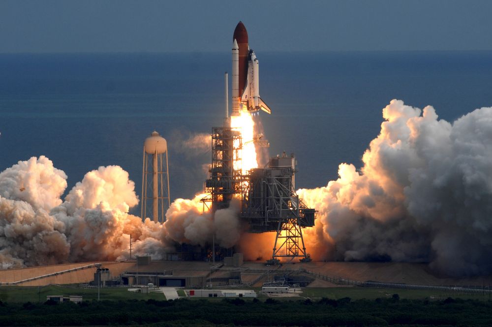Программа Space Shuttle уже набрала обороты. К моменту трагедии в эксплуатацию были сданы шаттлы «Дискавери» и «Атлантис», в общей сложности совершено 25 стартов. Таким образом, уже через два с половиной года после гибели «Челленджера» «Дискавери» вывел на орбиту телекоммуникационный спутник.