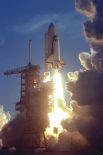 К апрелю 1981 года проект был готов. NASA провела пять испытательных полётов на прототипе «Энтерпрайз» и лишь затем в космос был запущен первый космический челнок. На борту шаттла «Колумбия» во время первого полёта программы Space Shuttle находились командир Джон Янг, ветеран программы «Аполлон», и пилот Роберт Криппен. Полёт длился 2 дня 6 часов, шаттл поднялся на высоту 307 км.