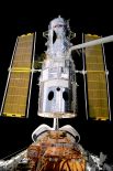 Вскоре «Дискавери» доставил на орбиту знаменитый телескоп «Хаббл». Впоследствии этот шаттл ещё дважды летал к телескопу, чтобы провести ремонтные работы. Сейчас, в связи с закрытием программы полёта шаттлов, необходимыми для оперативного ремонта «Хаббла» не обладает ни одна страна. На фото: телескоп «Хаббл» на борту шаттла «Дискавери».