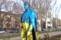 Памятник Кобзону, перекрашенный в цвета украинского флага