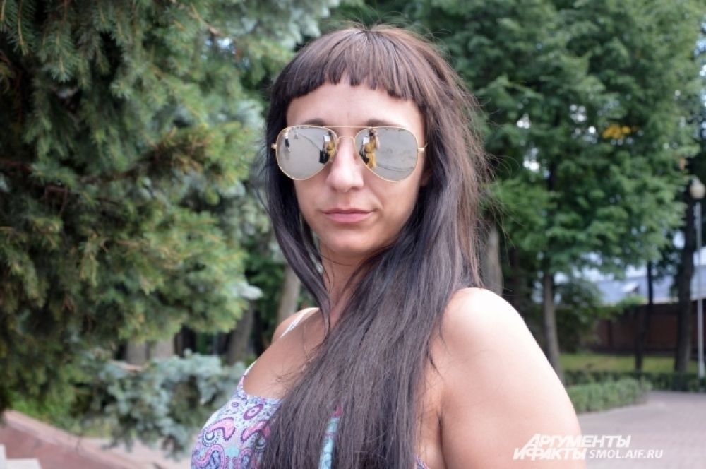 Алена Ковалева, менеджер: «Весь мой отдых проходит в Смоленске, чтобы как-то разнообразить его, выбираюсь на озеро в область, покупаться и позагорать».