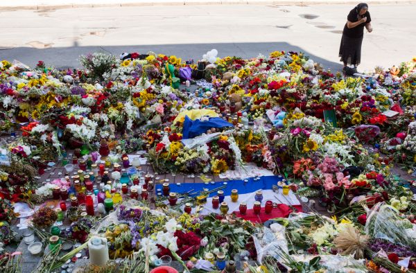 Цветы и лампады у здания посольства Нидерландов в Киеве