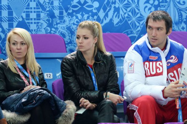 Александр Овечкин с Марией Кириленко сидят рядом с Яной Рудковской, болея за Евгения Плющенко на Олимпиаде в Сочи-2014 — февраль 2014 года.