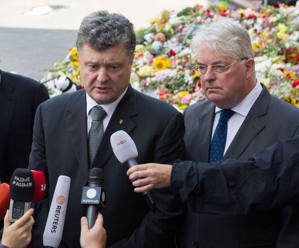 Петр Порошенко почтил память жертв авиакатастрофы, в которой разбился «Боинг-777»
